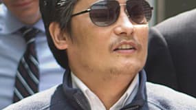 Le militant des droits civiques Chen Guangcheng, au centre d'une querelle diplomatique entre Pékin et Washington, a quitté samedi la Chine pour les Etats-Unis, accompagné de sa femme et de leurs deux enfants. /Photo prise le 2 mai 2012/REUTERS/Service de