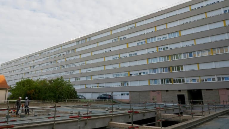 Un immeuble HLM en cours de rénovation dans le quartier prioritaire de Borny, le 9 octobre 2023 à Metz, en Moselle 