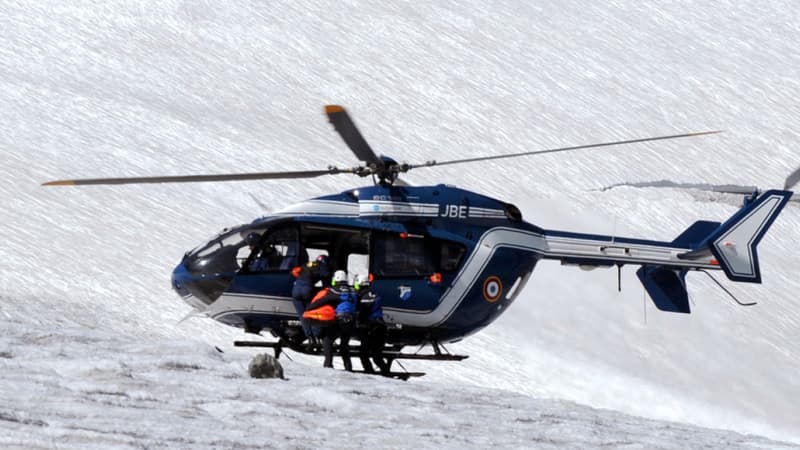 Un hélicoptère du peloton de gendarmerie de haute montagne (PGHM) évacuant des blessés dans les Alpes, en août 2012 (image d'illustration).