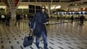 Nicolas Anelka s'apprêtant à embarquer pour un vol vers Londres à l'aéroport du Cap, l'an dernier, après son éviction de l'équipe de France. Les dirigeants et des journalistes du quotidien sportif L'Equipe, poursuivi par l'ancien international de football