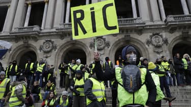 Des gilets jaunes manifestent à Paris le 15 décembre 2018.