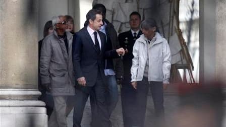 Les trois otages du Niger libérés jeudi - une Française, un Togolais et un Malgache - ont été reçus samedi à l'Elysée en compagnie de leurs familles par le président français Nicolas Sarkozy. Françoise Larribe (à droite) et les deux autres ex-otages étaie
