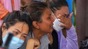 Des proches des passagers du vol Tara Air qui s'est écrasé dimanche 29 mai 2022 au Népal