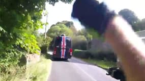 Le bus Sky devant un cycliste