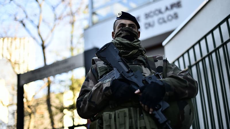 Un soldat devant une école du 20e arrondissement de Paris.