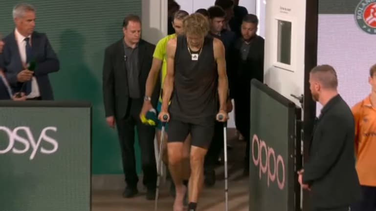 Alexander Zverev en béquilles lors de son abandon en demi-finale de Roland-Garros 2022 Alexander Zverev en béquilles lors de son abandon en demi-finale de Roland-Garros 2022