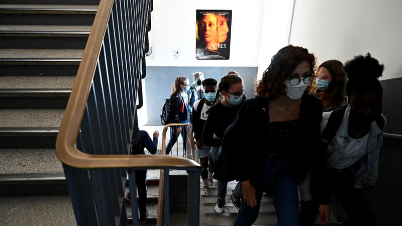 Des lycéens dans les couloirs d'un établissement scolaire (Photo d'illustration).