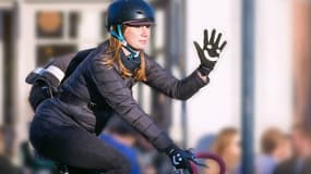 Quand le cycliste lève la main, le smiley est visible, de quoi espèrent les dirigeants de Loffi provoquer des réactions positives.  