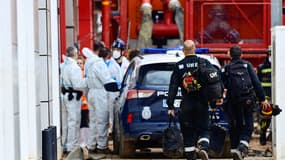 Des membres de l'Unité militaire d'urgence (UME) arrivent pour aider les équipes médico-légales alors que les recherches se poursuivent dans un parking à Alfafar, dans la région de Valence, le 4 novembre 2024. 