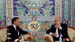 Le président français Emmanuel Macron (g) et son homologue algérien Abdelmadjid Tebboune dans un salon privé à l'aéroport d'Alger, le 24 août 2022
