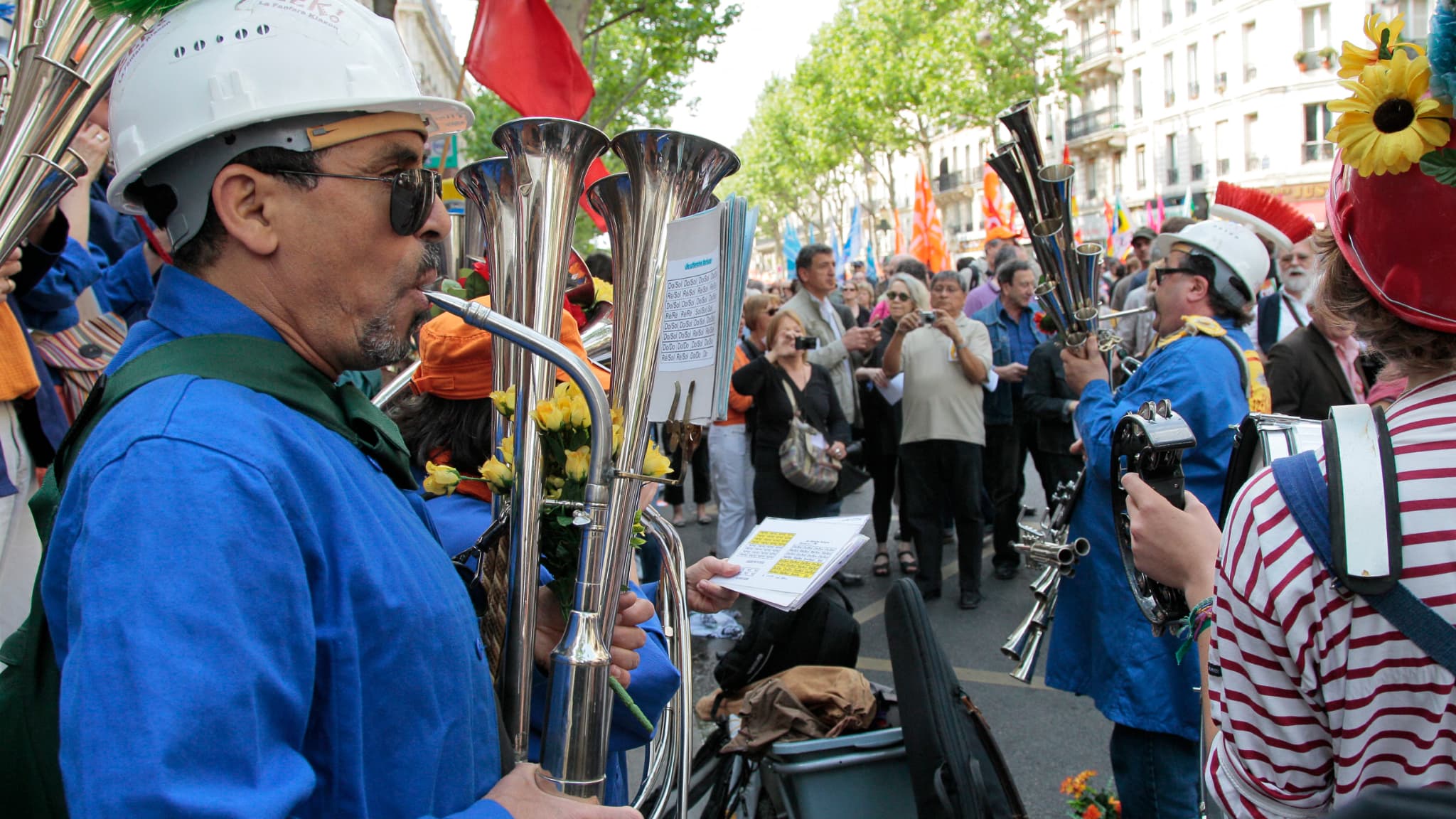 Des manifestants à Paris, le 1er mai 2011.