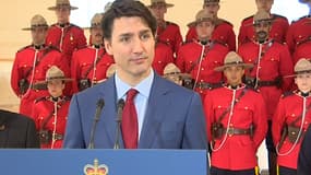 Deux membres de la police montée canadienne s'écroulent pendant un discours de Justin Trudeau