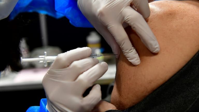 Une personne se fait vacciner contre le Covid-19 au vaccinodrome de Toulouse, le 9 décembre 2021