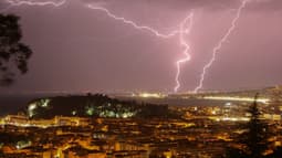 La foudre lors d'un orage à Nice (photo d'illustration).