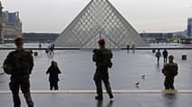 Des soldats de l'opération Sentinelle devant la pyramide du Louvre.