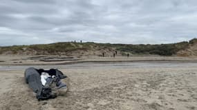 Les restes du canot naufragé ce mercredi 30 octobre sur la plage d'Hardelot