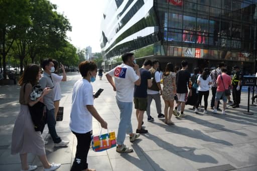 Des Chinois font la queue pour entrer dans un centre commercial, le 2 mai 2020 à Pékin Des Chinois font la queue pour entrer dans un centre commercial, le 2 mai 2020 à Pékin