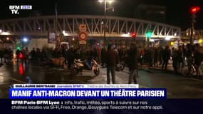 Des manifestants réunis devant un théâtre parisien où se trouvait Emmanuel Macron