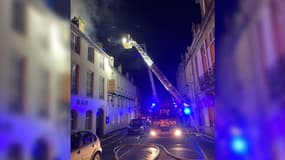Un violent incendie s'est déclaré ce mardi 29 août 2023 dans l'hôtel du Louvre de Valognes (Manche)