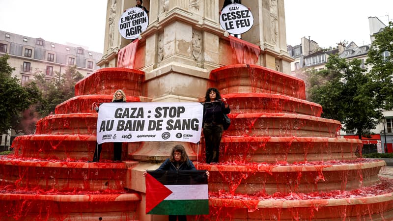 Paris: des ONG colorent la fontaine des Innocents en rouge pour dire 