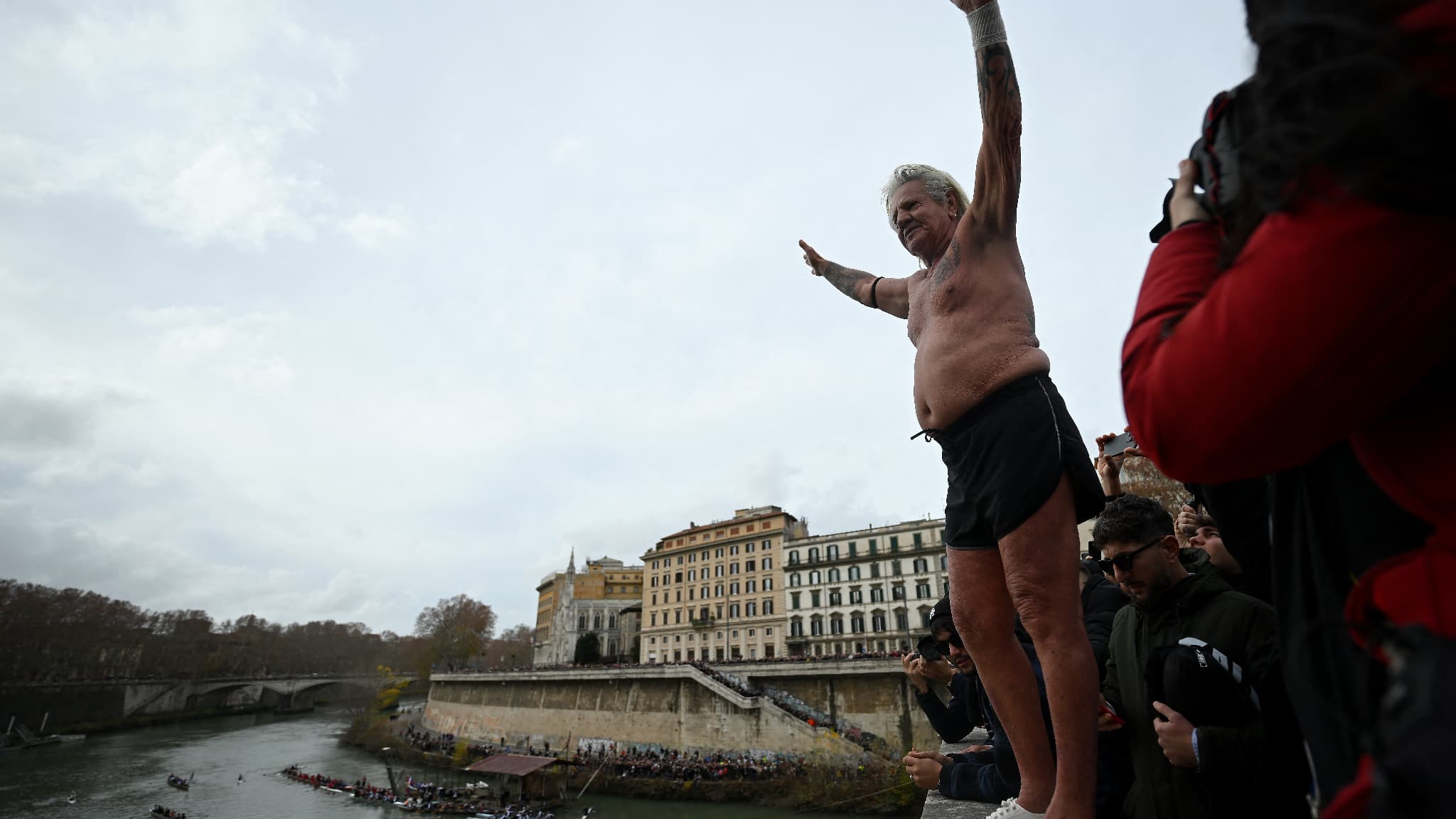 Simone Carabella fait un plongeon de 17 mètres du Ponte Cavour dans le Tibre dans le cadre des célébrations traditionnelles du Nouvel An, le 1er janvier 2024.