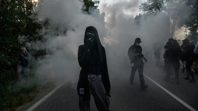 Des heurts ont éclaté entre certains manifestants et les escadrons de gendarmes mobilisés à l'occasion de la manifestation contre le chantier de l'A69, à Morens-Scopont, le 5 juillet 2025. 