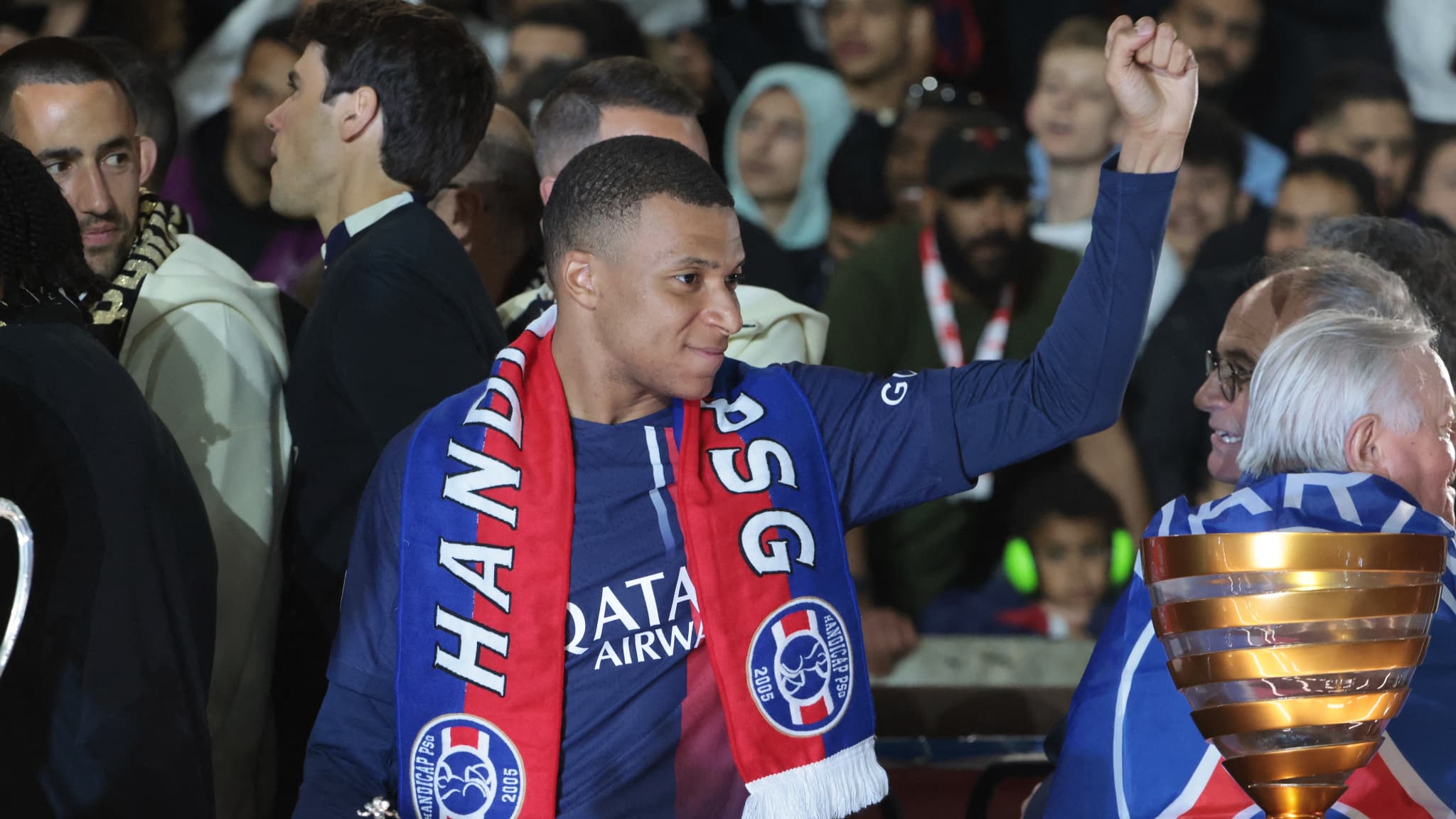 "IL NE NOUS A PAS PAYÉ LE BARBECUE": LE PRÉSIDENT DU COLLECTIF ULTRAS PARIS REVIENT SUR LA RENCONTRE AVEC KYLIAN MBAPPÉ EN MARGE DE L’ANNONCE DE SON DÉPART DU PSG