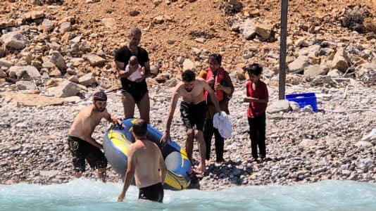 Des sauveteurs viennent en aide à des enfants réfugiés, dont Ionas, 50 jours, le 17 août 2024.