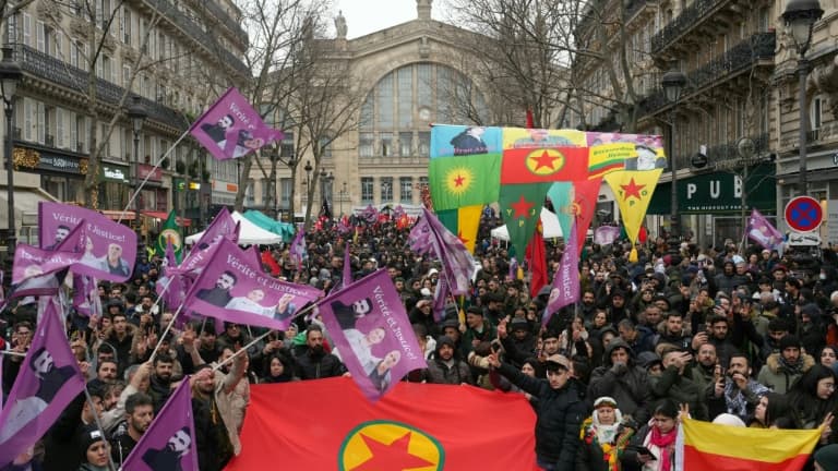 Des centaines de personnes rassemblées devant la gare du Nord à Paris, le 6 janvier 2023, demandent "justice et vérité" dans les affaires d'assassinats de trois militantes kurdes du PKK en 2013 et de deux hommes et d'une autre femme kurdes en 2022.