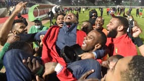 Samuel Eto'o célèbre avec les joueurs la qualification du Cameroun pour la Coupe du monde 2022