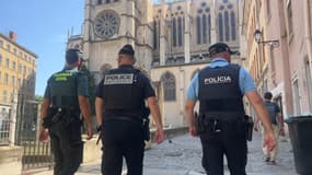 Un policier espagnol de la Guardia civil, un policier national français et un policier portugais en patrouille dans les rues de Lyon (Rhône), le 6 août 2024.