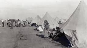 Photo publiée par l'Historial de Péronne d'un camp de réfugiés arméniens à Port Saïd, en Egypte, en 1915