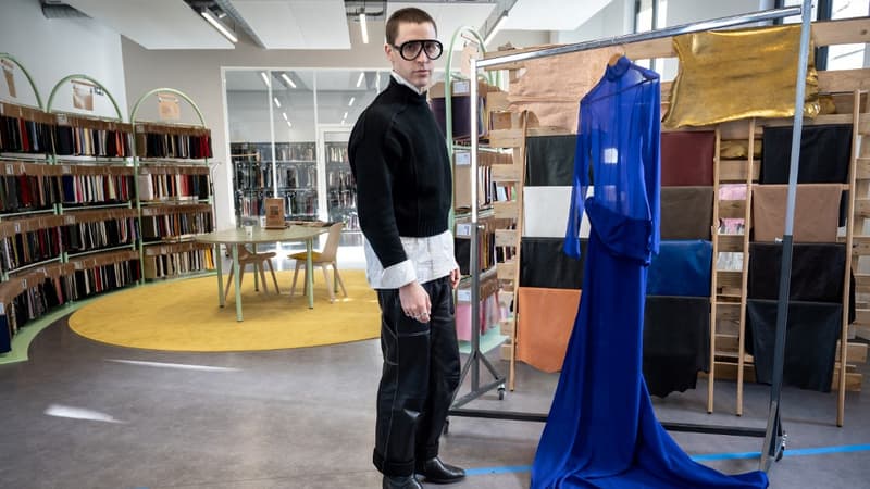 Le designer espagnol Arturo Obegero pose dans le showroom Nona Source du groupe LVMH le 14 mars 2024 à Paris
