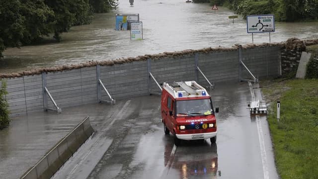 Digue élevée pour protéger le village de Stein-Krems, en Autriche, de la crue du Danube. Les pluies diluviennes et les inondations qui touchent une grande partie de l'Europe centrale ont déjà fait onze morts. Selon les prévisions météorologiques, les préc