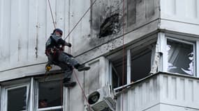 Une personne examinant les dégâts causés par une attaque de drone sur un bâtiment à Moscou (Russie), le 30 mai 2023.