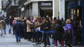Les Espagnoles font la queue le 18 décembre dernier pour acheter les tickets de loterie