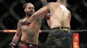 Jiri Prochazka (de face) lors de son combat contre Glover Teixeira à l'UFC 275 en juin 2022