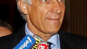 Le procès en appel de Dominique de Villepin, mis en cause dans une manipulation menée en 2004 avec de faux fichiers de la société Clearstream visant notamment Nicolas Sarkozy, s'est ouvert lundi dans un climat apaisé, à Paris. /Photo prise le 2 mai 2011/R