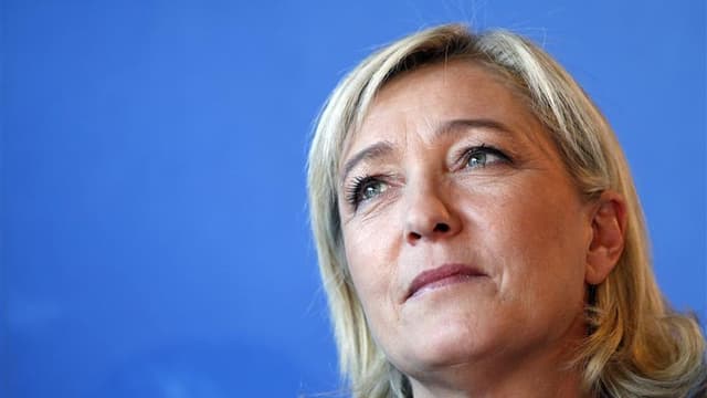 La candidate du Front national Marine Le Pen s'est présentée dimanche en défenseur de la France rurale, proposant d'abolir la Politique agricole commune européenne, lors d'un meeting à Châteauroux, dans l'Indre. /Photo prise le 2 février 2012/REUTERS/Régi