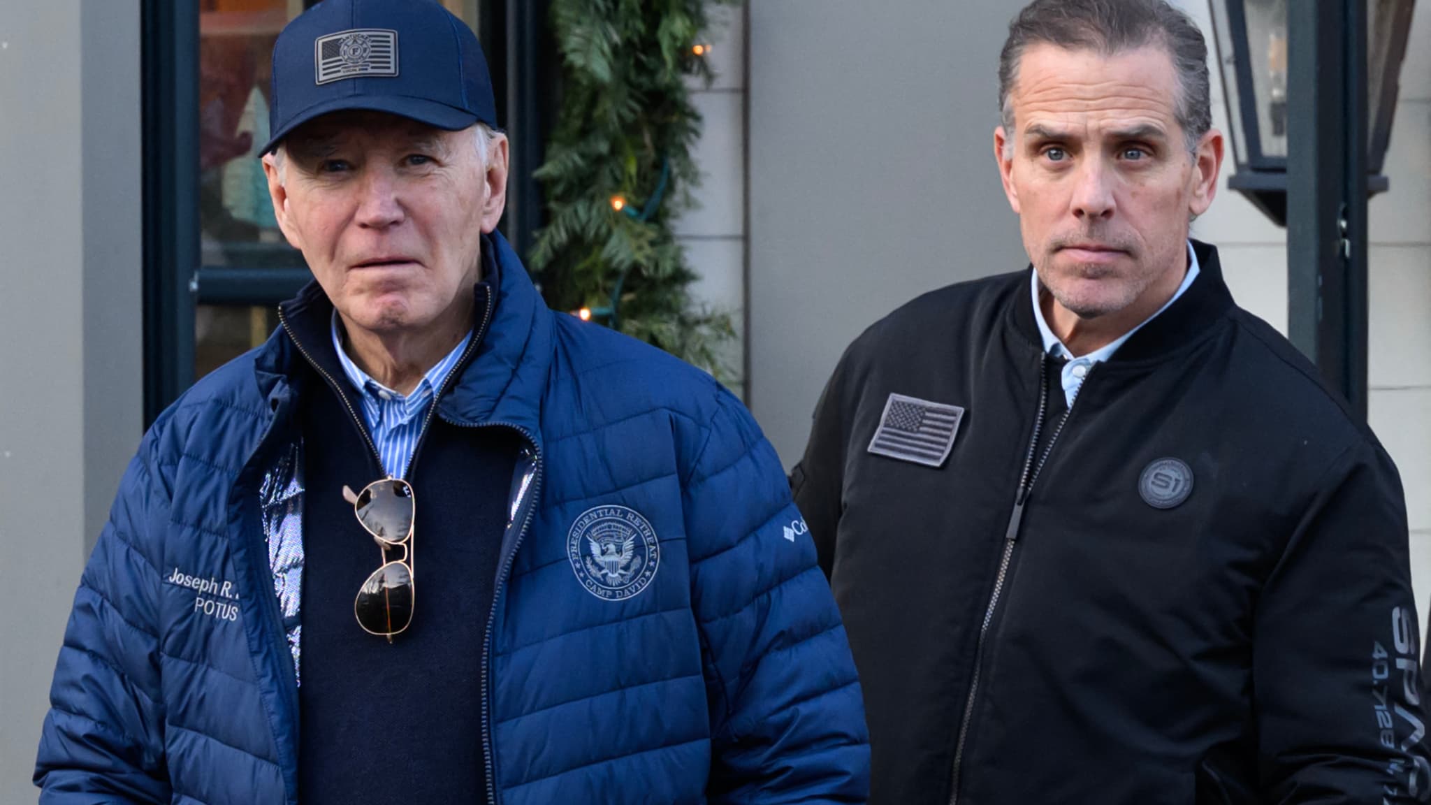 Le président américain Joe Biden et son fils Hunter Biden sortent d'une librairie à Nantucket (Massachussets, États-Unis), le 29 novembre 2024.