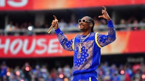 Snoop Dogg lors de sa prestation à la mi-temps du Super Bowl, au SoFi Stadium d'Inglewood, le 13 février 2022.