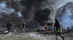 Des pompiers ukrainiens sur le site d'une frappe dans la ville de Kramatorsk, le 13 février 2025, dans le cadre de l'invasion russe de l'Ukraine.