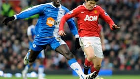 Mohamed Diame à la lutte avec le joueur de Manchester Park Ji-sung. Wigan se fait une place parmi les monstres de la Premier League.