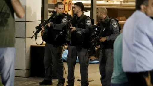 Israël suspend les permis d'entrée dont 83.000 Palestiniens bénéficient à l'occasion du ramadan, après un attentat à Tel Aviv Israël suspend les permis d'entrée dont 83.000 Palestiniens bénéficient à l'occasion du ramadan, après un attentat à Tel Aviv