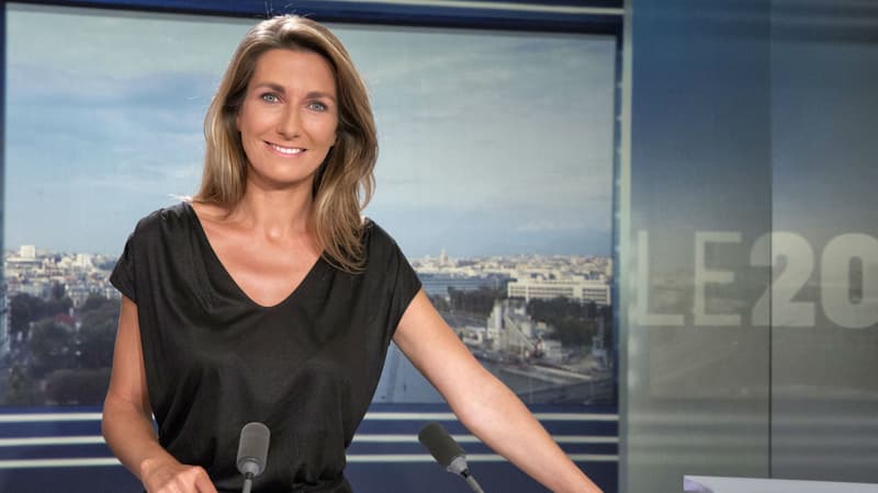 Anne-Claire Coudray sur le plateau des journaux de TF1.