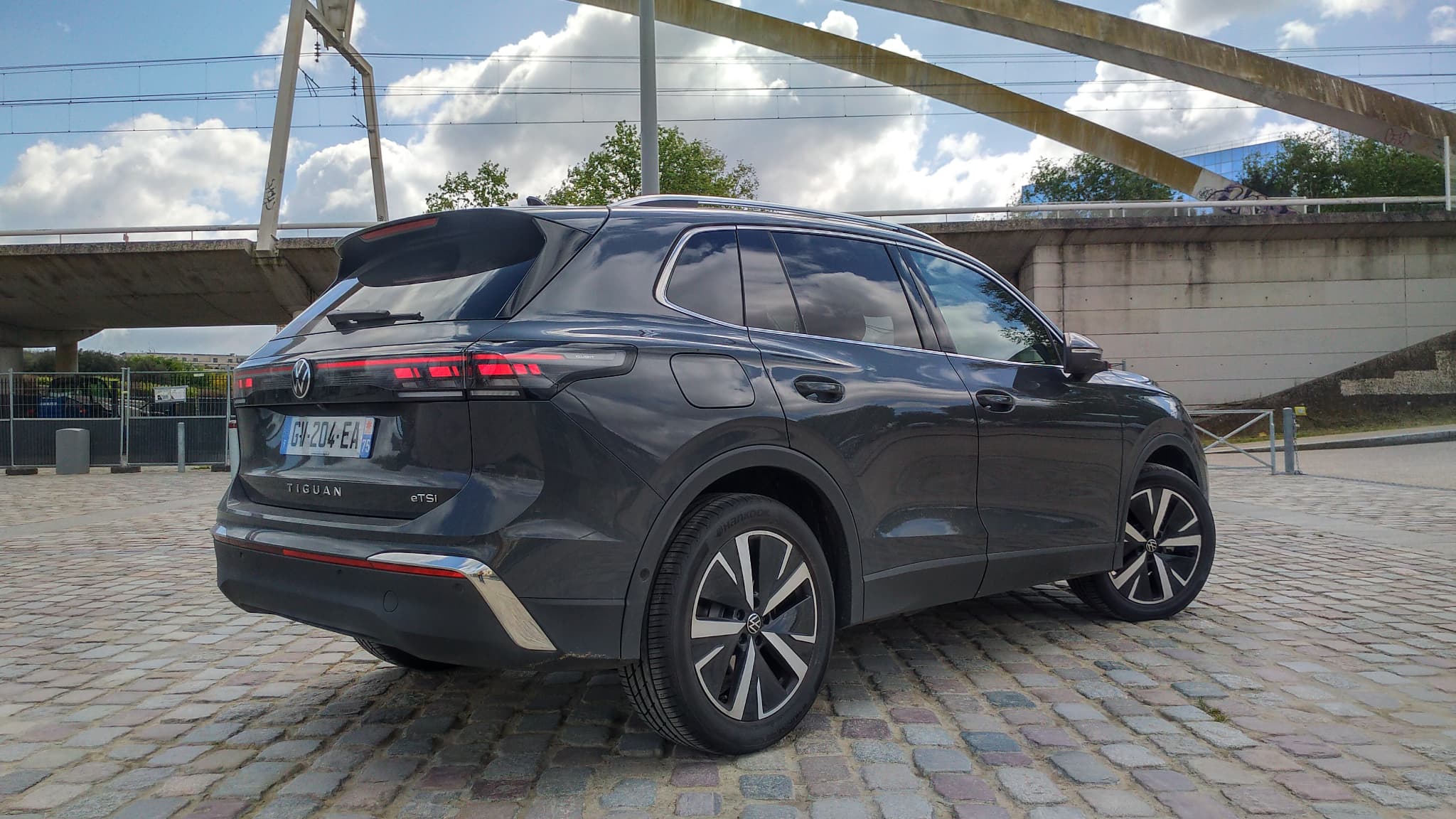 Notre modèle à l'essai est le Volkswagen Tiguan eTSI 150 Elégance, au tarif de 49.900 euros, avec un malus de 1.276 euros (143g CO2/km)