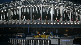 Des mannequins présentent leurs créations le long de la passerelle Debilly lors de la cérémonie d'ouverture des Jeux olympiques de Paris 2024, le 26 juillet 2024