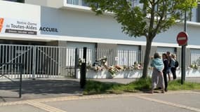 De nombreux bouquets de fleurs ont été déposés devant le Lycée Notre-Dame de Toutes-Aides à Nantes. 