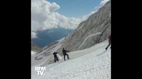  En Italie, un glacier recouvert d'une toile de 100.000 mètres carrés pour ralentir sa fonte  
