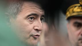 Le ministre de la Justice, Gérald Darmanin, s'adresse à la presse après sa visite à la maison d'arrêt de Toulon-La Farlède, près de Toulon, dans le sud de la France, le 15 avril 2025.
